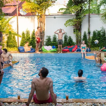 Mad Monkey Hostel Siem Reap Esterno foto