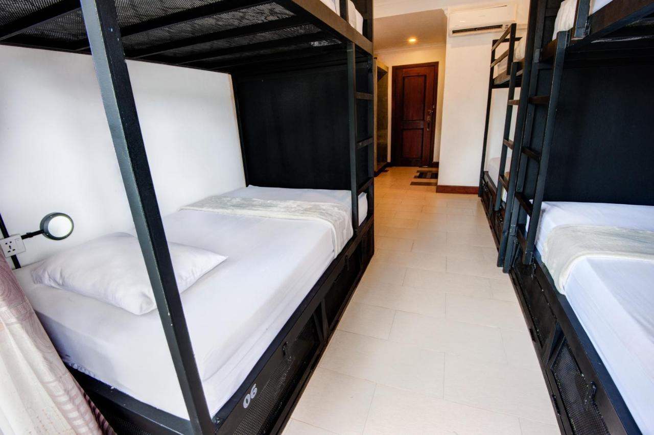 Mad Monkey Hostel Siem Reap Esterno foto