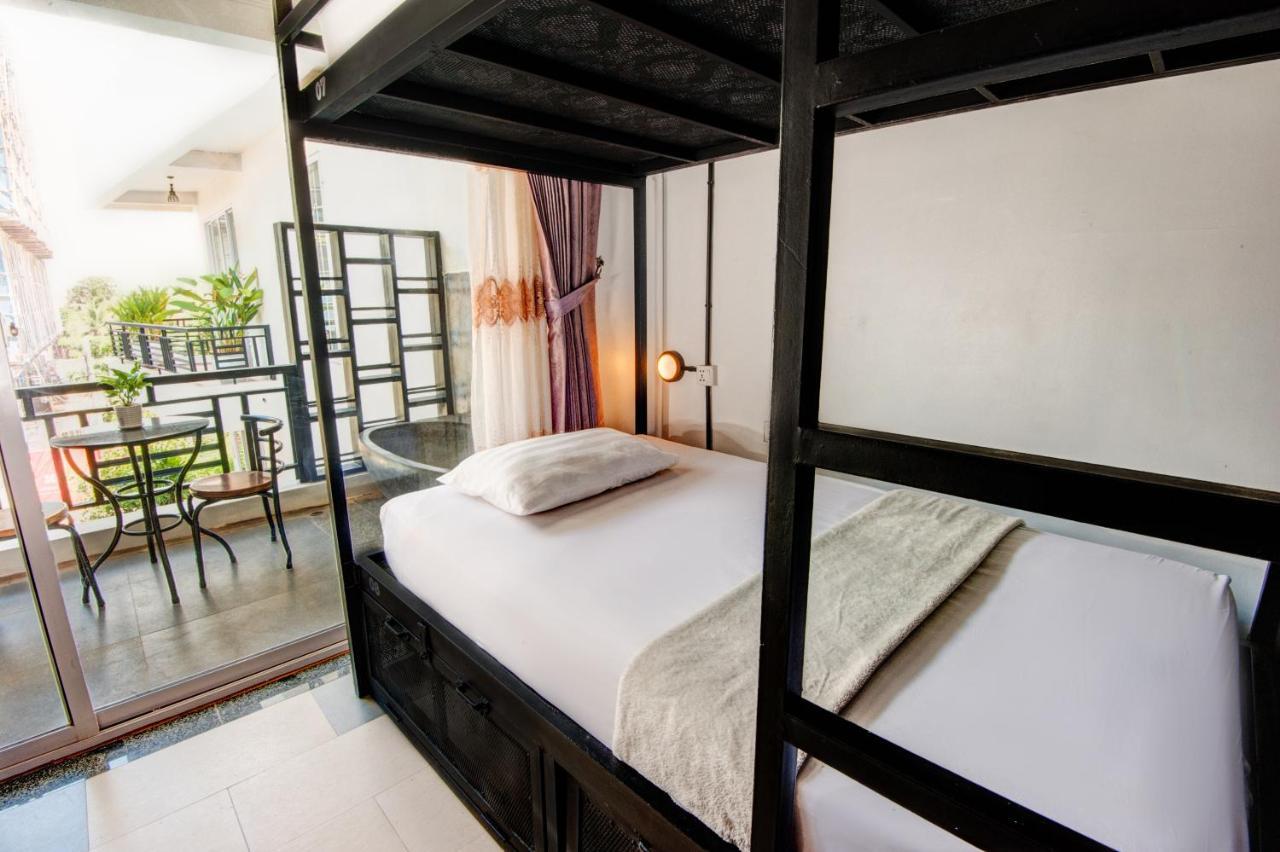 Mad Monkey Hostel Siem Reap Esterno foto