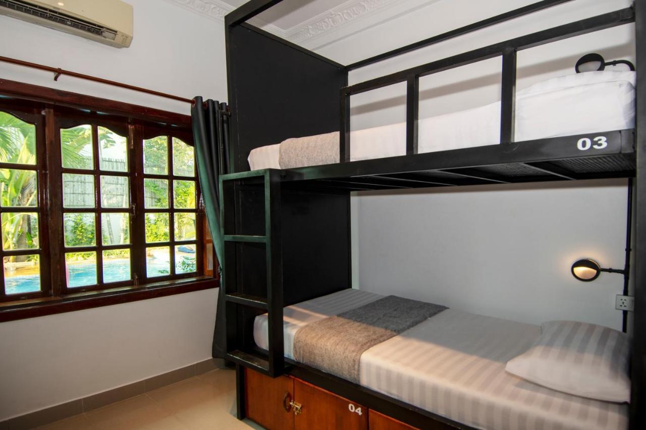 Mad Monkey Hostel Siem Reap Esterno foto